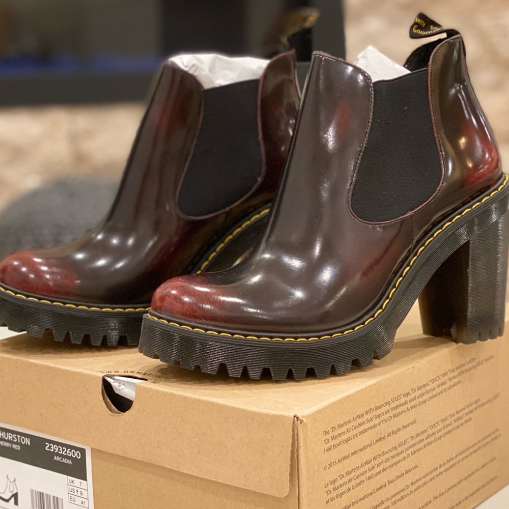 💯 NWB DR. MARTENS Hurston Cherry Red Arcadia
